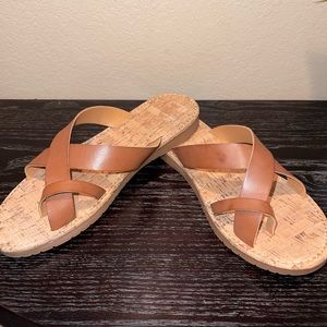 Cute toe loop sandal NWOT